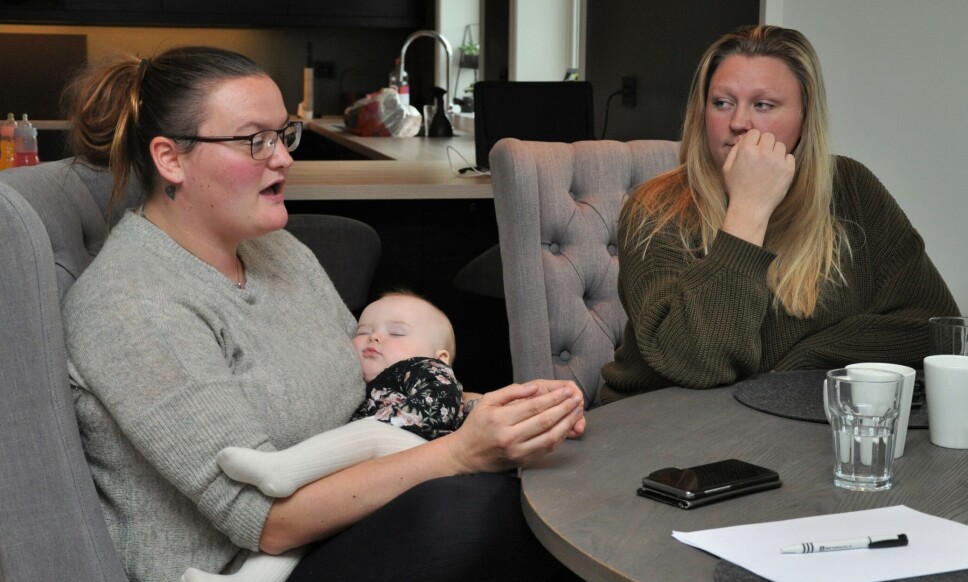 – Det er en hestehandel uten sidestykke. Vi har blitt tatt i fra absolutt alt og sitter igjen med ingenting, sier Victoria Leite Høydal (f.v). Her sammen med datteren Mille (7 måneder) og Janita Førde.