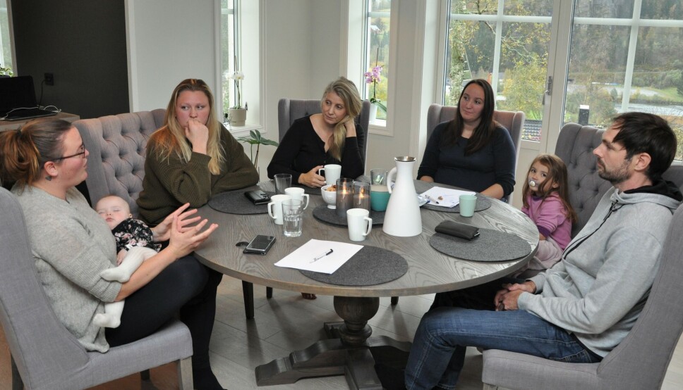 Det er ikke første gang foreldrene i Austefjorden diskuterer denne saken sammen. F.v: Victoria Leite Høydal med datteren Mille (7 måneder), Janita Førde, Linda Hatlestad, Linn Kristin Leite Høydal med datteren Amalie (2) og Kjell Rune Førde.