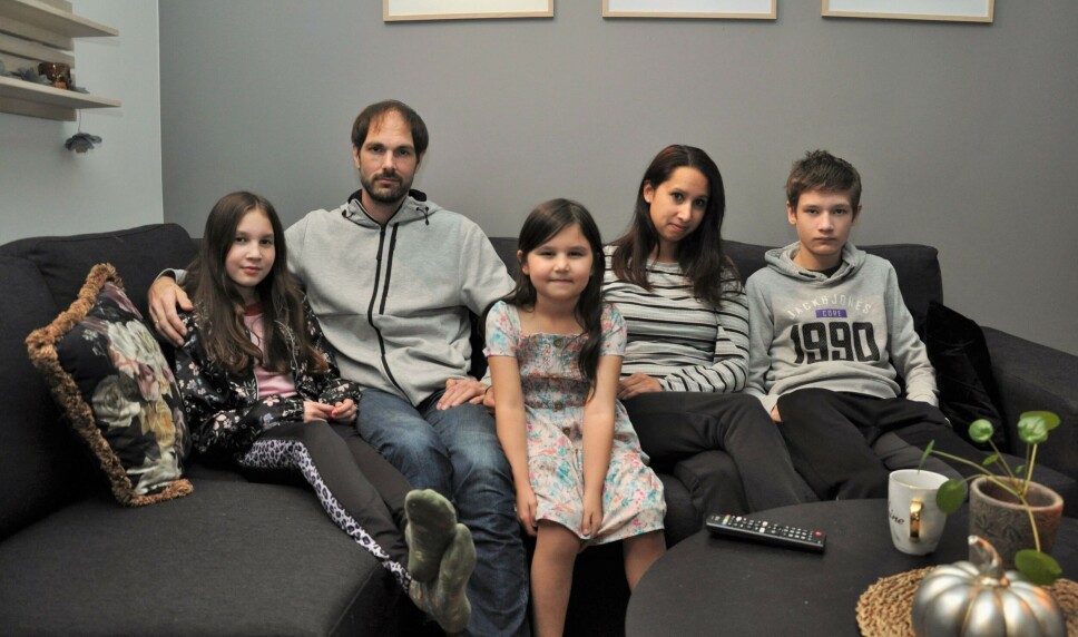 Familien Førde måtte flytte fra bygda da kommunen ikke ville gi tilrettelagt skoleskyss fra Austefjorden til Volda. F.v: Madeleine Førde (9), Kjell Rune Førde, Melissa Førde (7), Lisa Marie Førde, og Markus Førde (13).