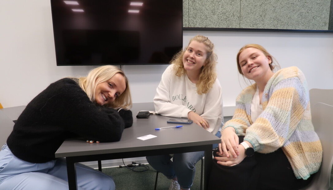 Thelma Klevan, Trine Naas og Karine Pedersen koser seg med quiz. Thelma Klevan, Trine Naas og Karine Pedersen koser seg med quiz.