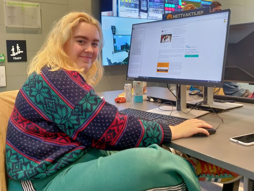 Julie Garmo (21) trenar på å skrive artiklar for Nærrnett.