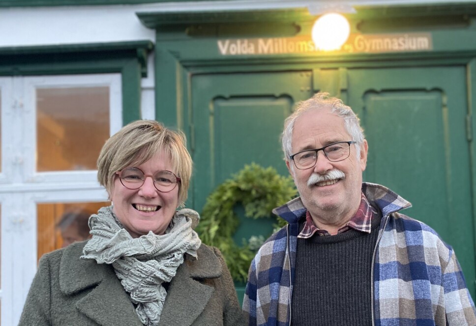 Ordfører i Volda Sølvi Dimmen sammen med styremedlem av stiftelsen Gamlegymnaset i Volda (GIV), Svein Arnesen.