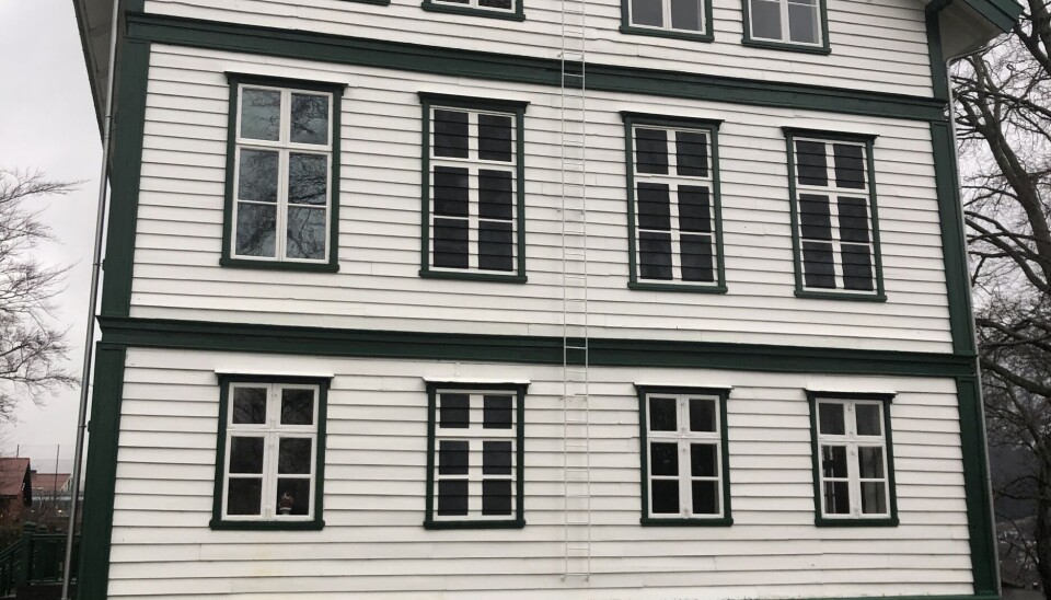 Malte vinduer: Noen av vinduene på trebygget er malt på.