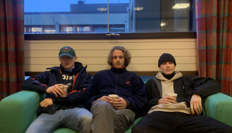 Bilde av tre studenter som er trøtte i eksamenstiden