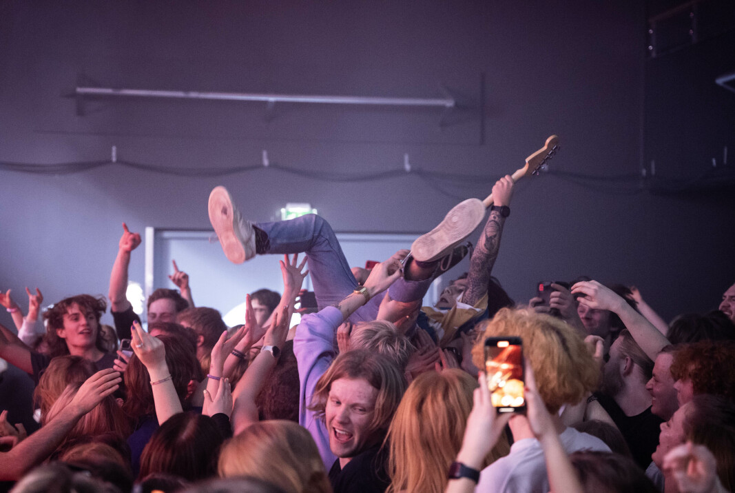 Rémy Malchère Pettersen, en av to i rockeduoen Brenn. stagediver i et engasjert Rokkenpublikum Rémy Malchère Pettersen, en av to i rockeduoen Brenn. stagediver i et engasjert Rokkenpublikum