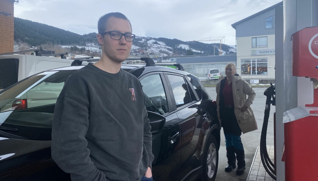 UT PÅ LANGTUR: Nicolay Jørgensen Fredriksen og Eva Reichle skal kjøre fra Volda til Odda og reagerer på den dyre bensinen.