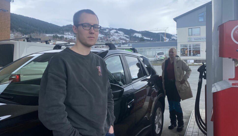 UT PÅ LANGTUR: Nicolay Jørgensen Fredriksen og Eva Reichle skal kjøre fra Volda til Odda og reagerer på den dyre bensinen.
