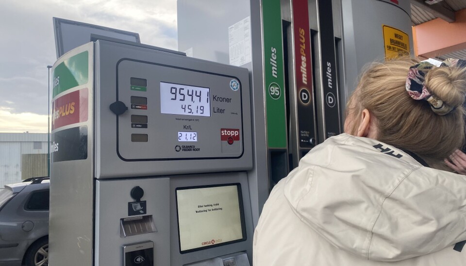 DYRT: Da Eva Reichle snart har full tank, er prisen oppe i 954 kroner. Sluttprisen kom på 959 kroner. DYRT: Da Eva Reichle snart har full tank, er prisen oppe i 954 kroner. Sluttprisen kom på 959 kroner.