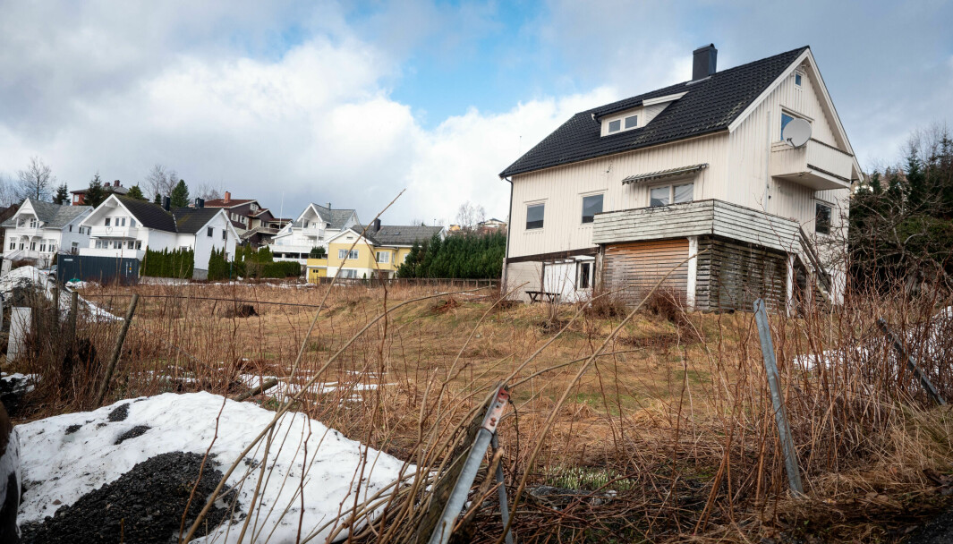 TOMTA: På denne tomta i Volda, like ved samfunnshuset, vil Bjørn Dæhlie bygge tinghus.