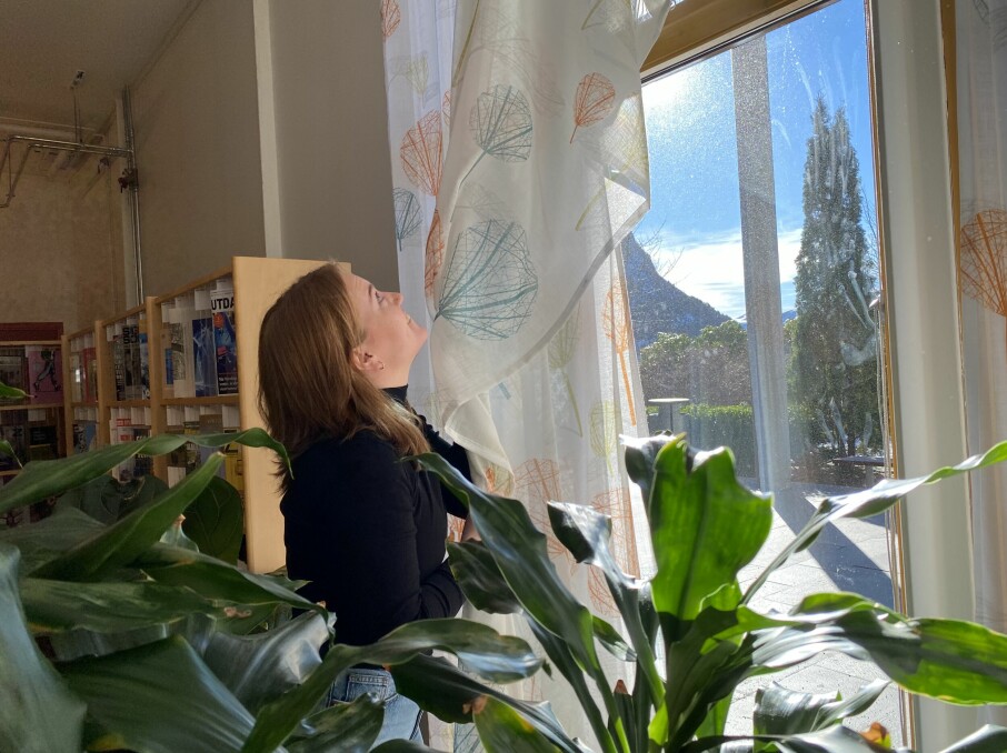 GRATIS GARDINER: Student Jenny Bæra Johannessen var idag på biblioteket og demonterte gardiner. FOTO: Håvard Steffensen