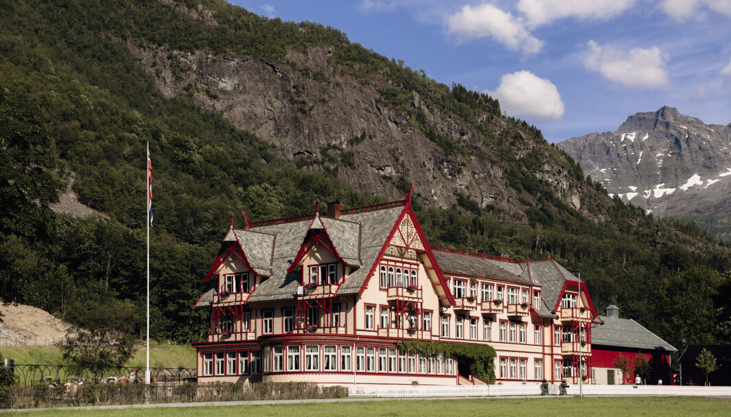 Det ærverdige hotellet opna fyrst i 1891 og har vore eit populært reisemål for både fjellfolk og kongelege. Det ærverdige hotellet opna fyrst i 1891 og har vore eit populært reisemål for både fjellfolk og kongelege.