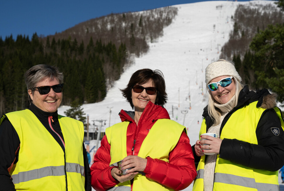 BREDE SMIL: Ansatte ved Øyra skule (f.v) Solveig Vartdal Fuglebakk, Susanne Poulsen og Ida Øye Kragseth er fornøyde med en vellykket skidag.