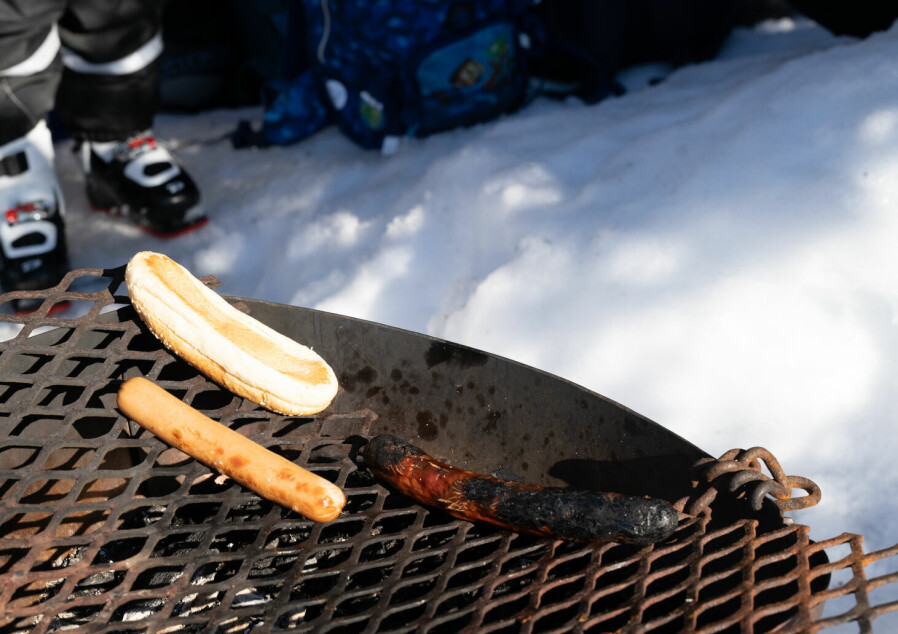 Flere har tatt med grillmat. Foto: Kristine Urke Johansen