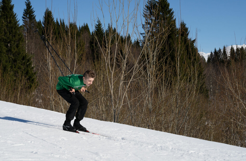 FULL FART: Johan Hodne-Viddal suser ned skibakken. Foto: Kristine Urke Johansen