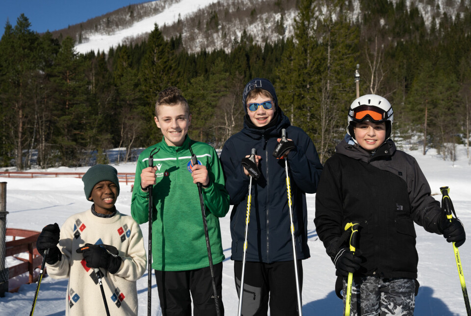 STORT ENGASJEMENT: Guttene (f.v) Hamza Ameer, Johan Hodne-Viddal, Nicholas Alme Bakke og Karam Abdullah klarer ikke vente med å renne ned skibakken.