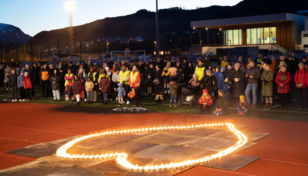 HJERTEVARMT: Arrangørene hadde tent et lyshjerte foran tribunen på Havila stadion. HJERTEVARMT: Arrangørene hadde tent et lyshjerte foran tribunen på Havila stadion.