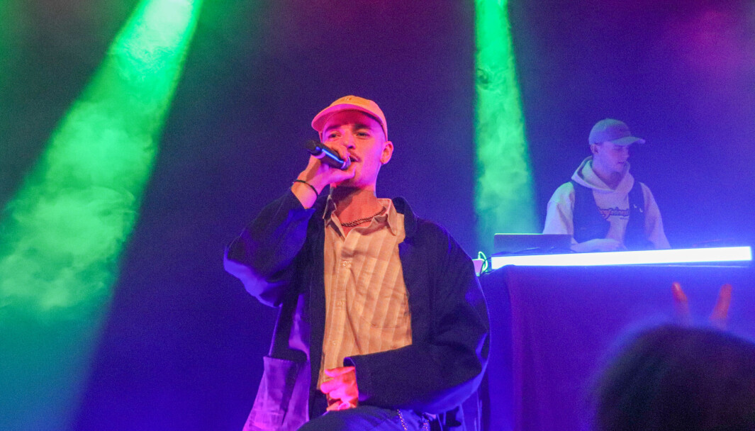 ROKKEN: Emil Lewe (Loui) rapper for publikummet. ROKKEN: Emil Lewe (Loui) rapper for publikummet.