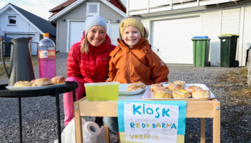 BOLLESALG: Mamma Kristin Finsådal Drabløs og datteren Mathilde Finsådal Drabløs har bakt boller til inntekt for barn i Ukraina