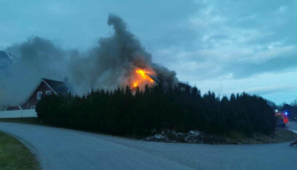 TOTALSKADD: En enebolig i Fiskå i Vanylven er totalskadd etter en brann onsdag kveld.