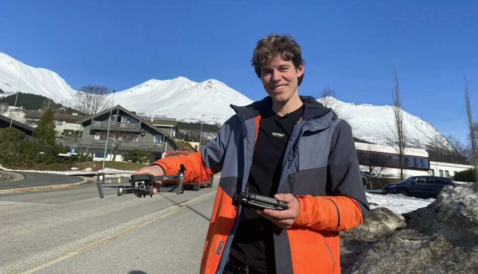 FLYR DRONE: For fire uker siden fikk Bastiaan Bloemendal en vertsfamilie i Ørsta gjennom nettsiden Work Away.com. Når flyr han drone over bygda.