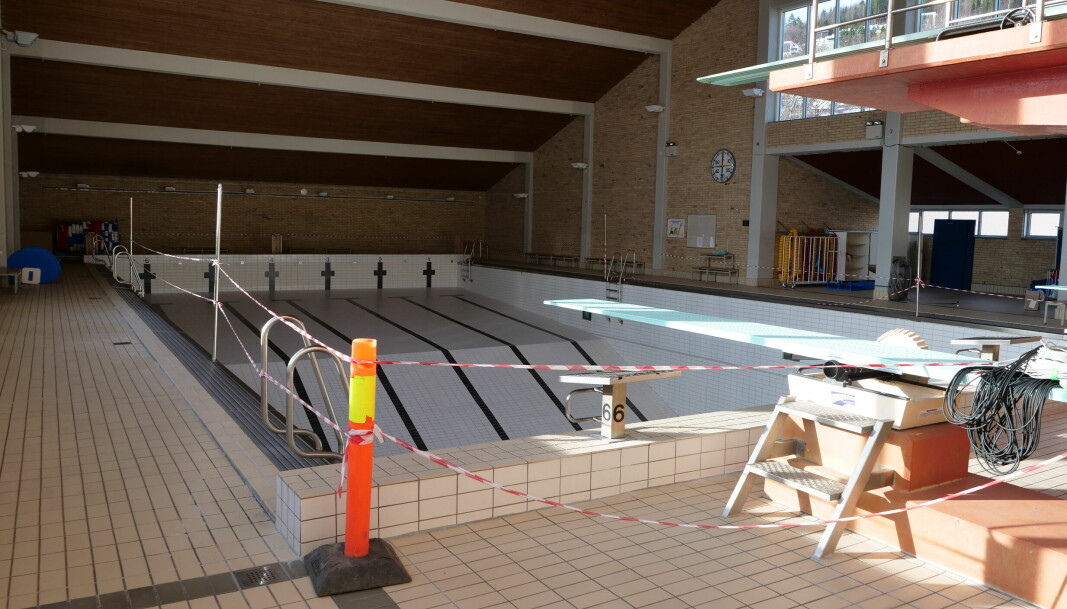 DEN GAMLE SVØMMEHALLEN: Nå er det over tre år siden denne svømmehallen var åpen.