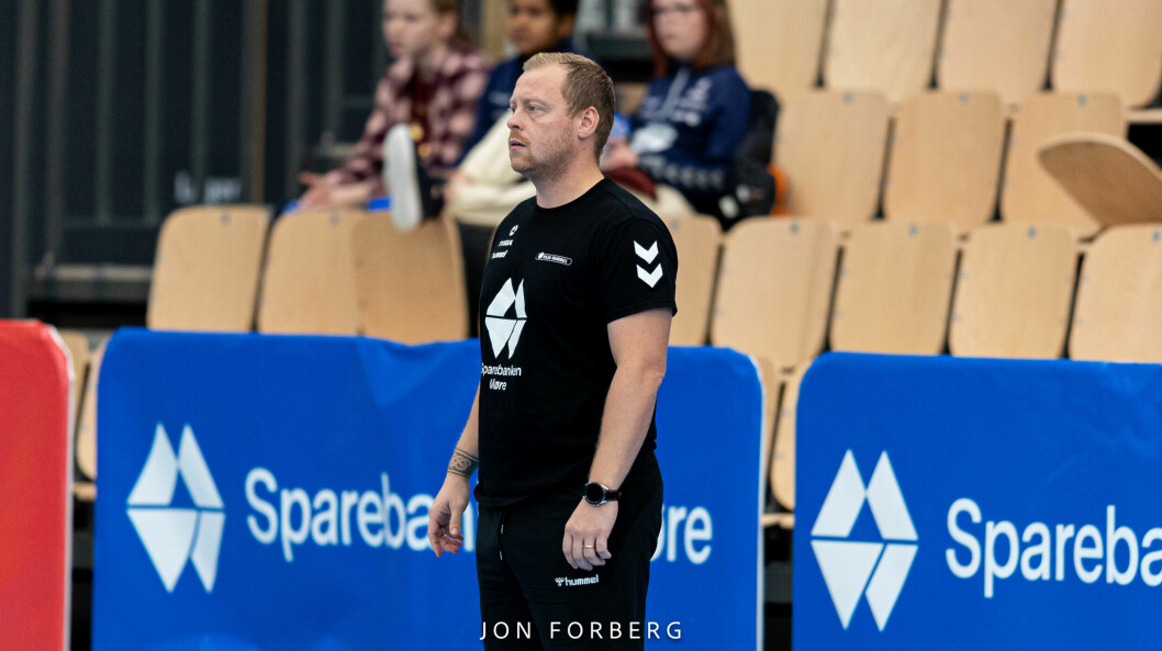 NERVEPIRRENE: Volda trener Halldór Stefen Haraldsson så laget sitt vinne duellen mot Gjerpen om førsteplassen i 1. divisjon.