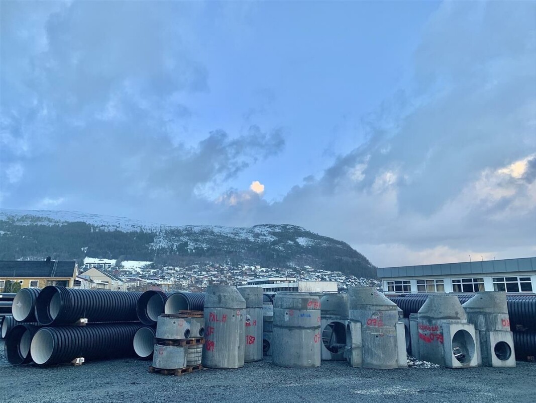 OPPGRADERING: Nye rør og kommer står lagret på riggplassen ved Hareid Kirke. OPPGRADERING: Nye rør og kommer står lagret på riggplassen ved Hareid Kirke.