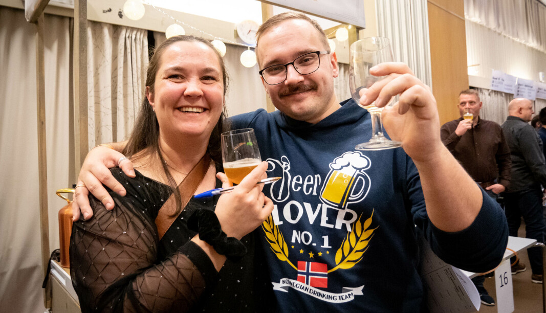 BURSDAGSGAVE: Marthe K. Barstad og Magne Kvalsvik hadde tatt turen fra Ulsteinvik. BURSDAGSGAVE: Marthe K. Barstad og Magne Kvalsvik hadde tatt turen fra Ulsteinvik.