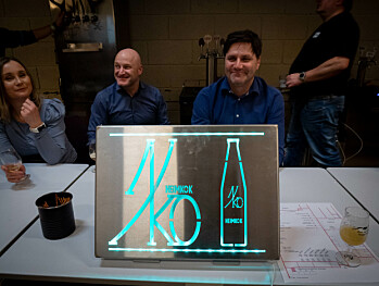 KULT SKILT: Henning Nybø og Robert Kolås tiltrakk seg publikums oppmerksomhet med neon-skiltet sitt. KULT SKILT: Henning Nybø og Robert Kolås tiltrakk seg publikums oppmerksomhet med neon-skiltet sitt.