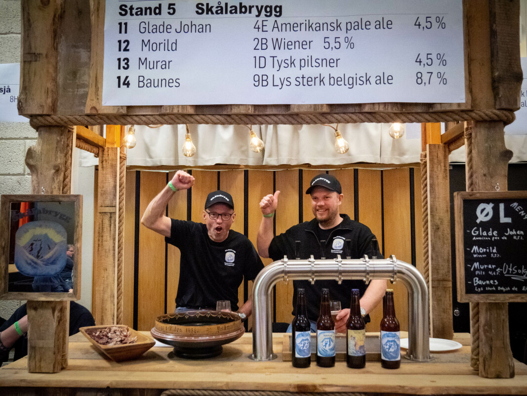 IKKE SMÅTTERIER: Syver Rudi og Knut Arne Stokke er fornøyde med seier for beste stand. IKKE SMÅTTERIER: Syver Rudi og Knut Arne Stokke er fornøyde med seier for beste stand.