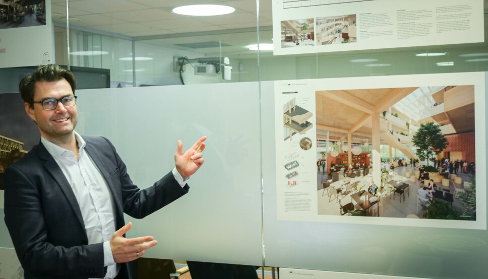 PÅ UTSTILLING: Thomas Lundberg viser frem de tre arkitektkontorenes konseptskisser. De står utstilt i Volda Utvikling sine kontorer i Storgata 8.