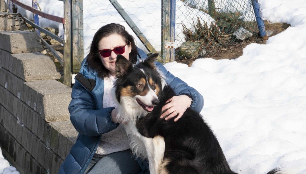 FRILUFT: Aud Kari Tverberg nytter sola med hunden sin