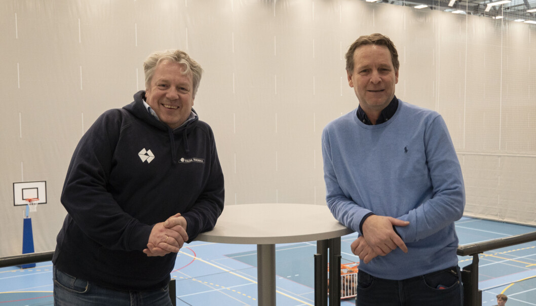 PÅ BESØK: Norodd Dyrhovden (f.v.) daglig leder i Volda Handball har gitt Erik langerud, generalsekretær i Norges Håndballforbund en omvisning på Volda Campus Arena. PÅ BESØK: Norodd Dyrhovden (f.v.) daglig leder i Volda Handball har gitt Erik langerud, generalsekretær i Norges Håndballforbund en omvisning på Volda Campus Arena.