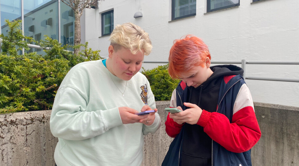 FØLGJER KRIGEN: Helle Høydal (t.v.) og Idun Eiksund følgjer krigen gjennom sosiale medium.