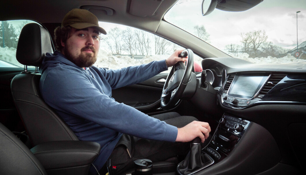 GAMMEL SJEL: Jonathan Sætre (18) kjører opp med manuelt gir for å kunne kjøre gamle biler.