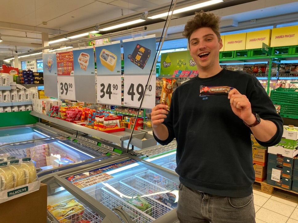 Smakstester og reporter Fredrik Nygaard skal smake på isene for å finne sommerens is.