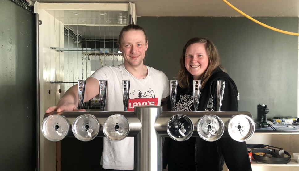 UNDER OPPUSSING: Daglig leder Torje Aambø og medeier Sunniva Krøvel-Velle viser frem en sentral del av den fremtidige baren.