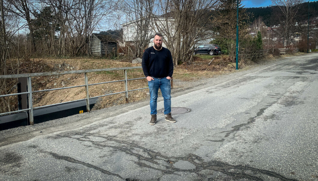 SKUFFET: Taxi-sjåføren Kristoffer Yksnøy Aurstad er skuffet over tilstanden på veiene i Volda. SKUFFET: Taxi-sjåføren Kristoffer Yksnøy Aurstad er skuffet over tilstanden på veiene i Volda.