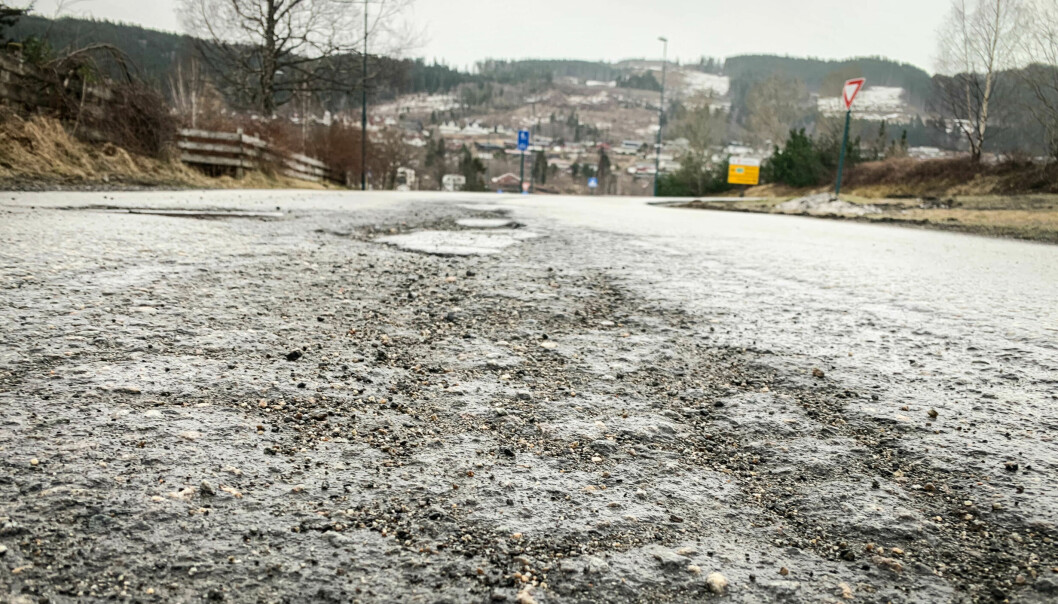 HULLETE: Mange av veiene i Volda er hullete, slik som på dette bildet.