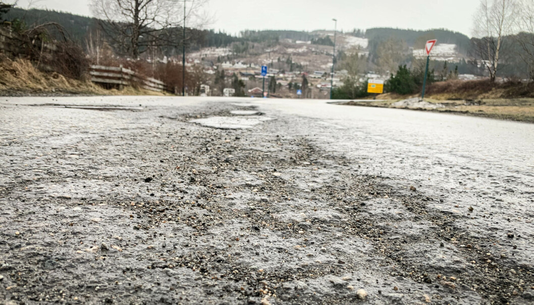 HULLETE: Mange av veiene i Volda er hullete, slik som på dette bildet. HULLETE: Mange av veiene i Volda er hullete, slik som på dette bildet.