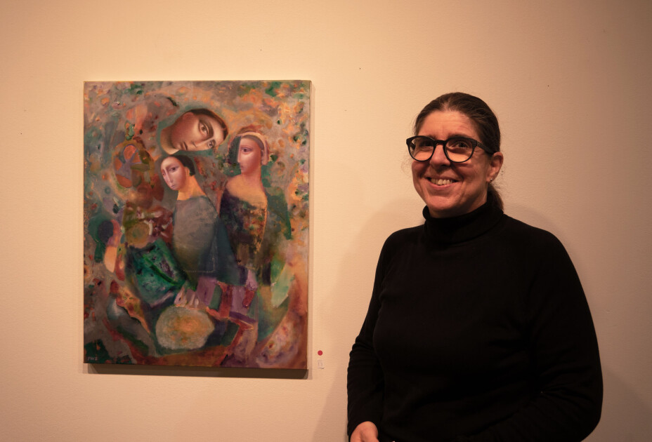TILFREDS: Monika Vermeer er tilfreds med å få Fredrik Wiig Sørensen til Ulsteinvik. Her med kunstverket 'Forbipasserende'.