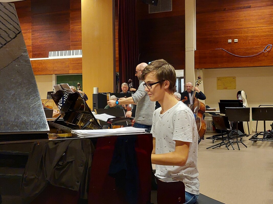 LOVENDE MUSIKER: Eirik bak flygelet, sammen med Synfoniorkesteret ved Høgskulen i Volda.