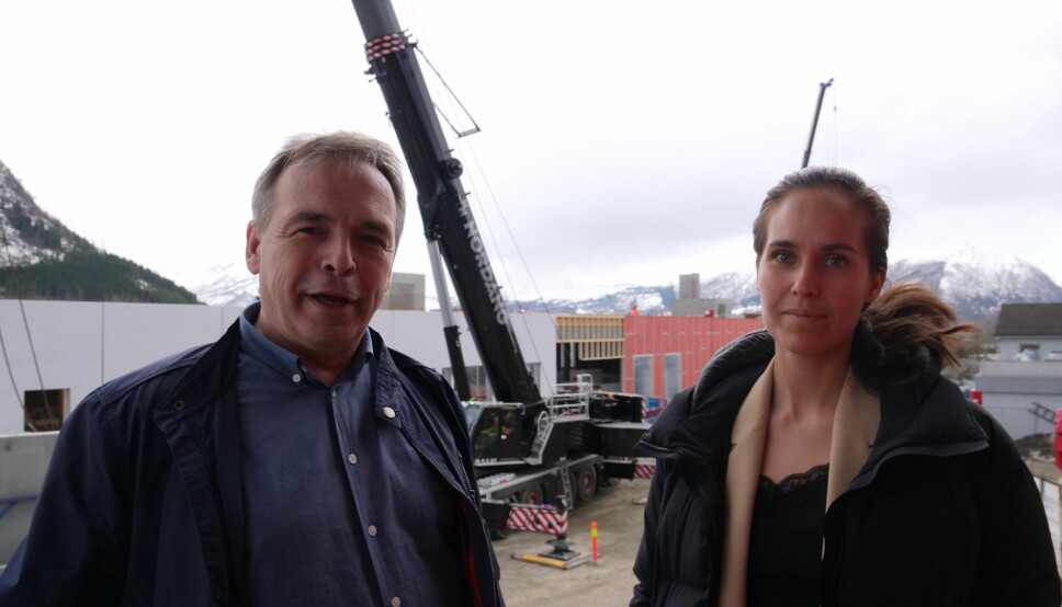 PÅ INSPEKSJON: Utbygger Arne Johan Rebbestad og eiendomsmegler Maria Abeltun inspiserer byggeplassen, som skal bli Voldaportalen