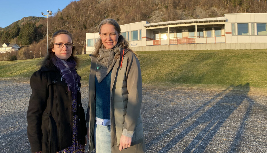 FAU-representantene Ingvild Myklebust Hovden (f.v.) og Birgit Kjoss Lynge ser mange utfordringer ved å legge ned Ulstein skule.