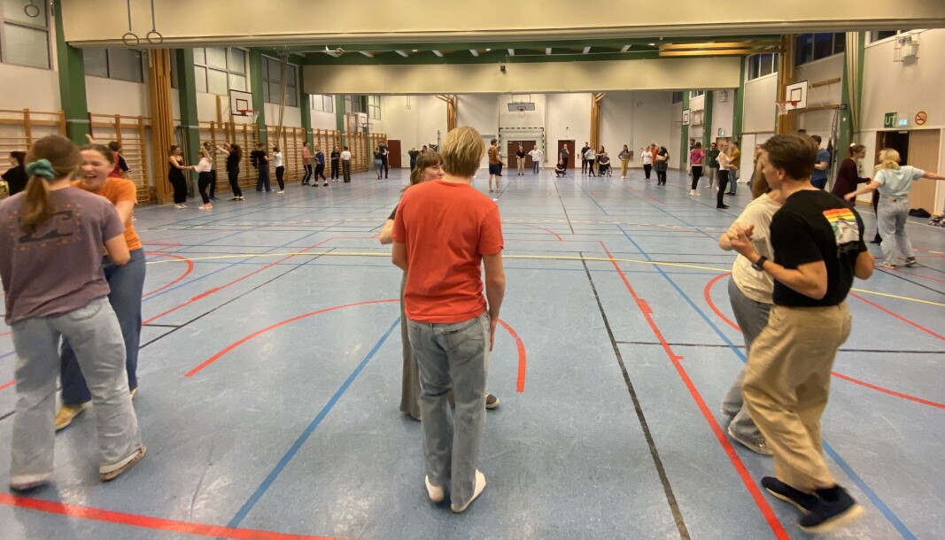 Flere kom for å lære seg å danse. Flere kom for å lære seg å danse.