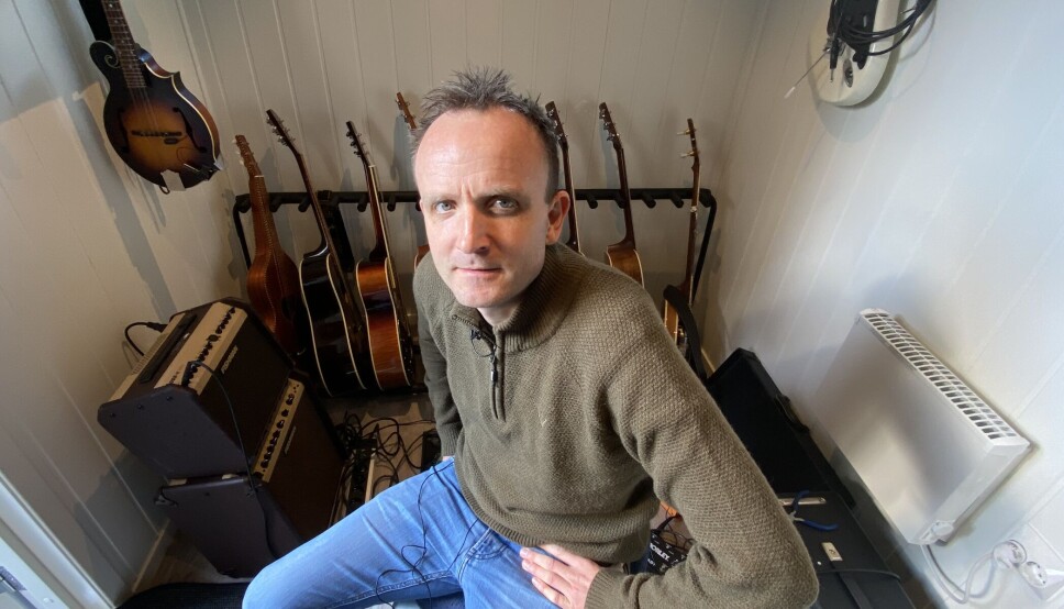 MUSIKEREN: Strenginstrumenter er det mange av hjemme hos Stig Ulv. Nå har han imidlertid tatt pennen fatt.