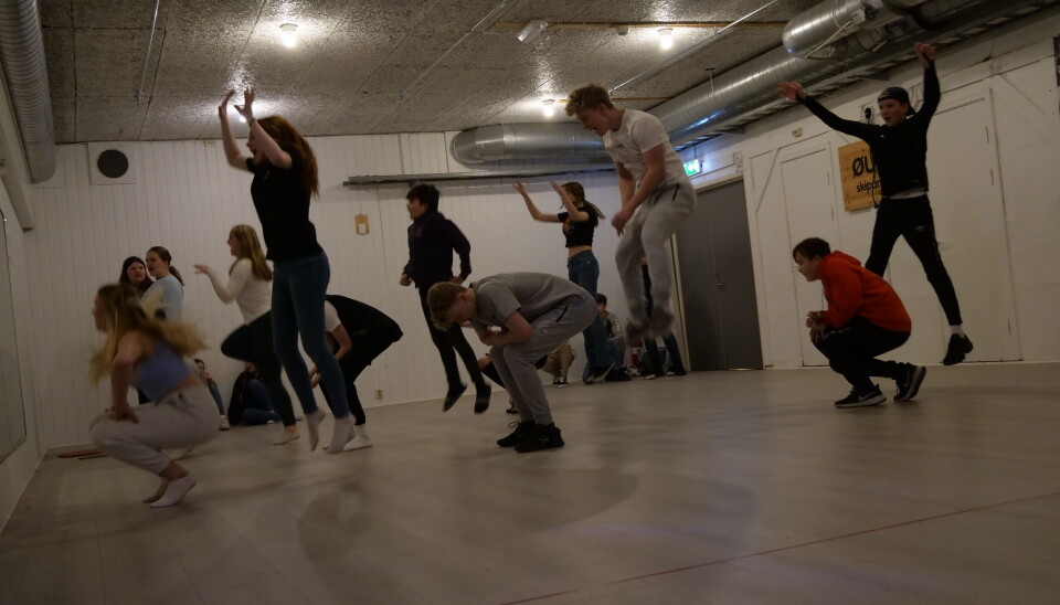 ØVING I ALLE ROM: Rundt på hele skolen finner man elever som gjør siste finpuss og lager kulisser. ØVING I ALLE ROM: Rundt på hele skolen finner man elever som gjør siste finpuss og lager kulisser.