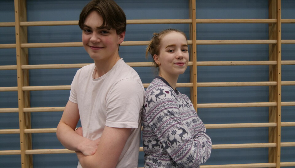 LEDER SHOWET: Det er tradisjon at to fra 10-klasse leder showet. Fra venstre: Leander Stokke Øye og Frøya Eid-Holsvik.