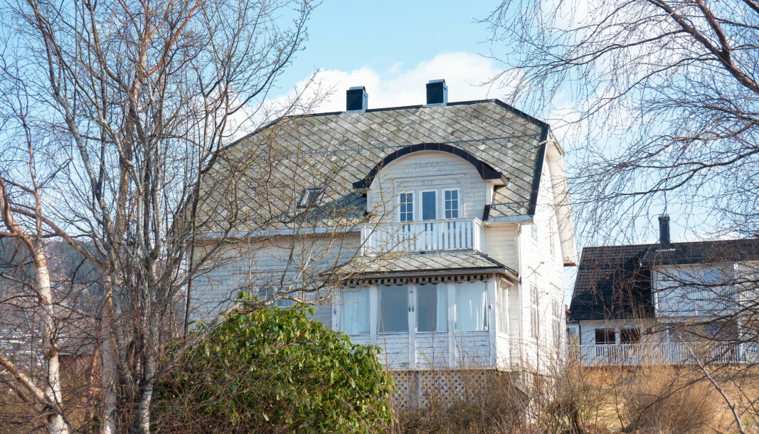 FORFALLER: Sølvi Dimmen forteller at det vakre huset fra 1925 har forfalt de siste årene uten tilstrekkelig tilsyn.
