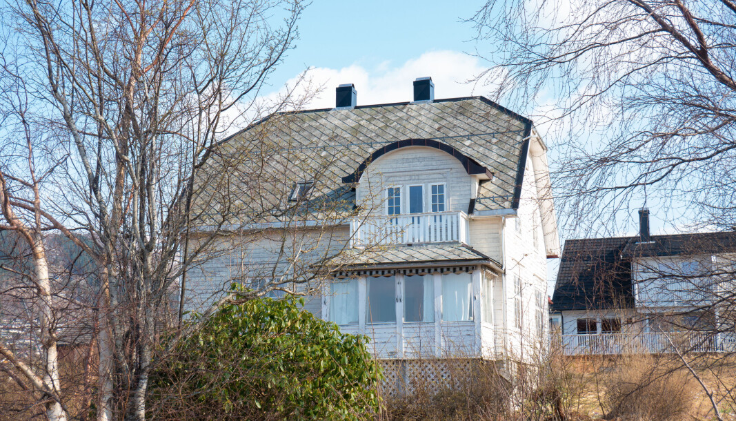 FORFALLER: Sølvi Dimmen forteller at det vakre huset fra 1925 har forfalt de siste årene uten tilstrekkelig tilsyn. FORFALLER: Sølvi Dimmen forteller at det vakre huset fra 1925 har forfalt de siste årene uten tilstrekkelig tilsyn.